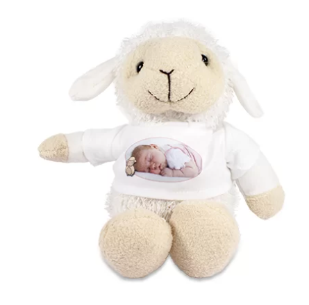Doudou mouton avec un t-shirt personnalisable imprimé d’une photo, une idée cadeau originale et affectueuse pour bébé.